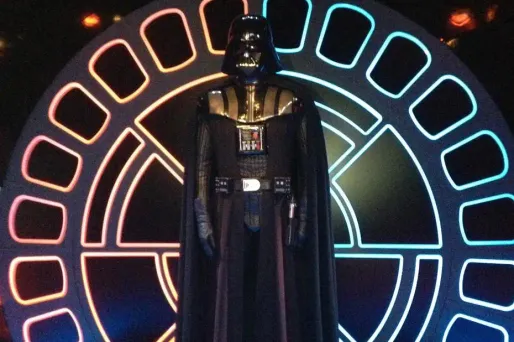 Une figurine taille réelle de Dark Vador, lors de l'exposition "Star Wars Identities" à Paris.