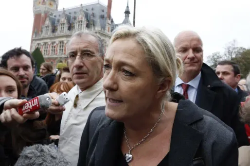 Le Pen déambule à Calais dans une ambiance tendue