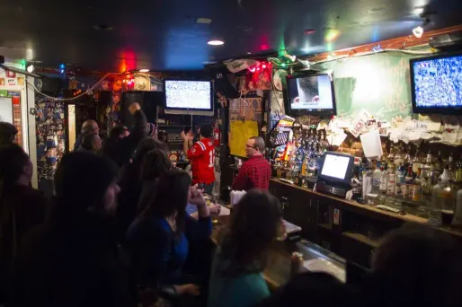 Des supporters regardent un match dans un bar du New Jersey, en janvier 2014 (photo d'illustration).