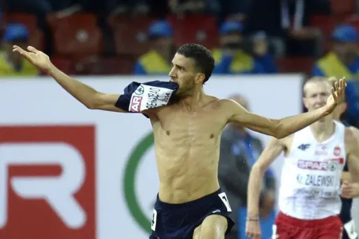 Mahiedine Mekhssi-Benabbad a été sanctionné pour avoir enlevé son maillot durant la course.