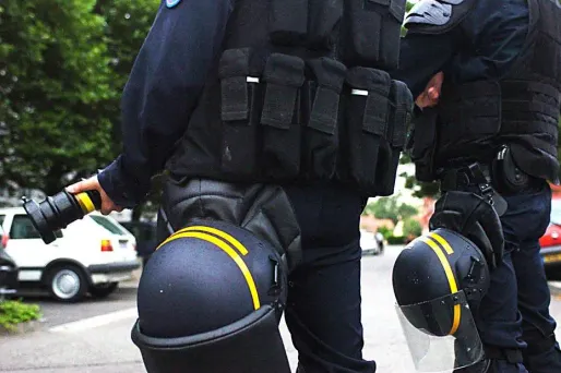 Un CRS dort dans sa voiture "faute d'un logement salubre"