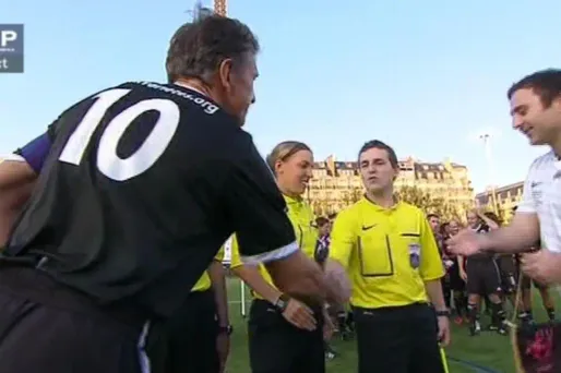 Foot : l'équipe de France des députés écrasée pour la bonne cause