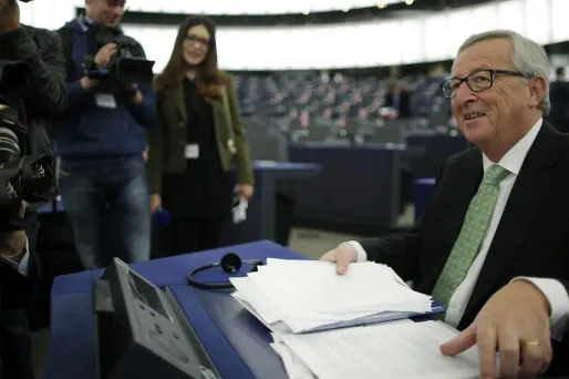 La Commission Juncker officiellement investie par le Parlement européen