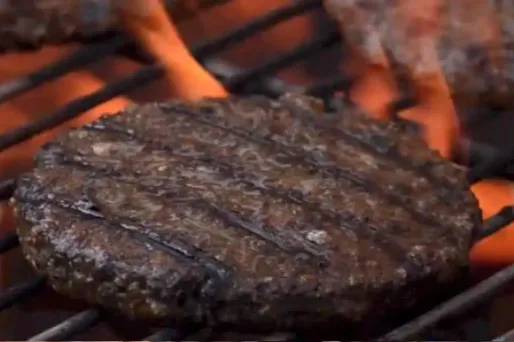 CEci n'est pas un steack haché de viande de boeuf : il s'agit du prochain produit de Beyond Meat, un steack végétal. L'entreprise promet un aliment plus riche en protéines et en fer que le boeuf, mais aussi plus riche en omégas que le saumon.