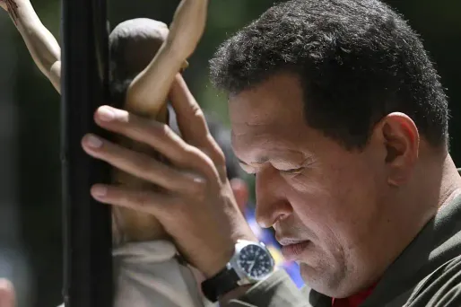 Hugo Chavez entrain de prier en février 2009
