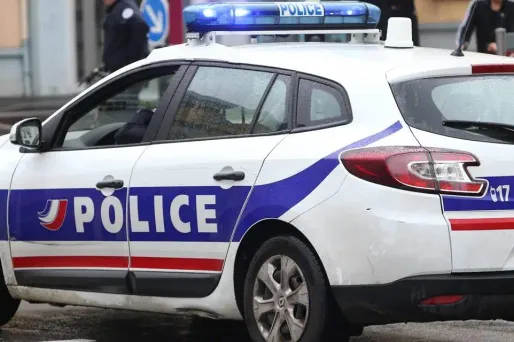 Selon Nice-Matin, l'homme interpellé aurait avoué en garde à vue s'être livré à des attouchements et exhibitions sexuelles sur une trentaine de fillettes dans la région.