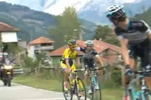 VIDÉO - Une bagarre entre cyclistes en plein Tour d'Espagne