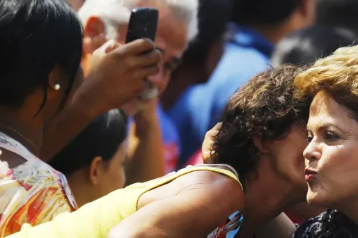 Dilma Rousseff, la présidente sortante, lors d'un bain de foule à Nova Iguacu