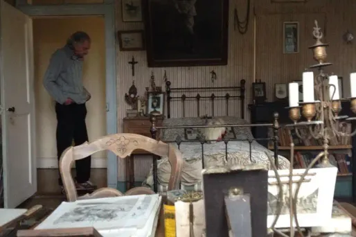 Daniel Fabre, dans l'embrasure de la chambre d'Hubert Rochereau