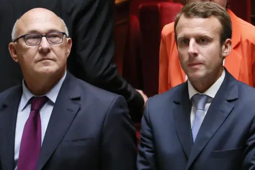 Le ministre des Finandes, Michel Sapin, et le ministre de l'Econome, Emmanuel Macron, sur les bancs de l'Assemblée.