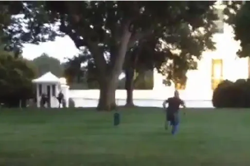 L'intrus a réussi à franchir la sécurité de la Maison blanche