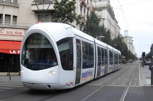 Lyon : les contrôleurs du tram arrêtent un violeur présumé