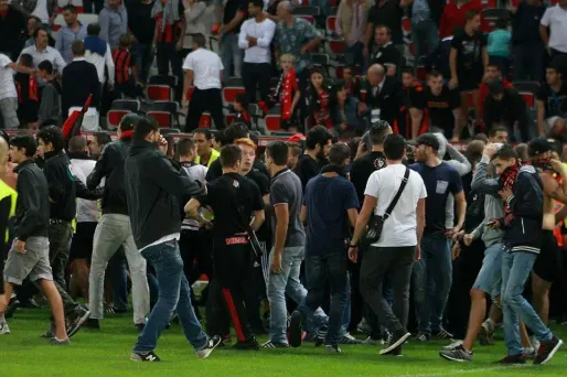 Dans la soirée, une quinzaine de supporteurs ont été interpellés.