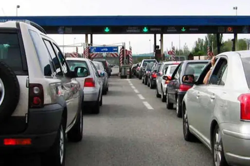 Alors qu'une hausse du tarif des péages d'autoroute de 0,57% doit être présentée vendredi aux usagers, dans le cadre de l'augmentation annuelle, les négociations s'annoncent houleuses, la ministre de l'Ecologie en charge des Transports Ségolène Royal la jugeant "inadmissible".