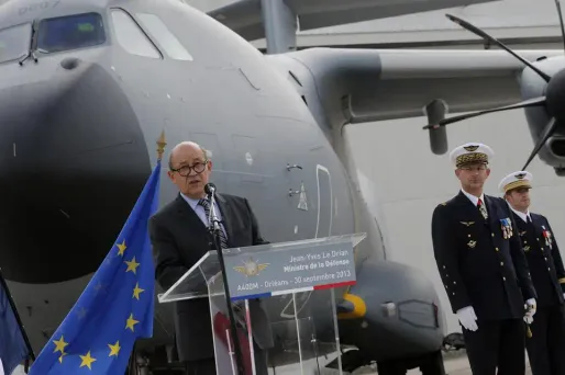 Jean-Yves Le Drian devant l'A400M, le jour de la présentation de cet avion de ravitaillement.