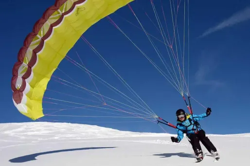 Hautes-Pyrénées : un adepte de ski extrême se tue