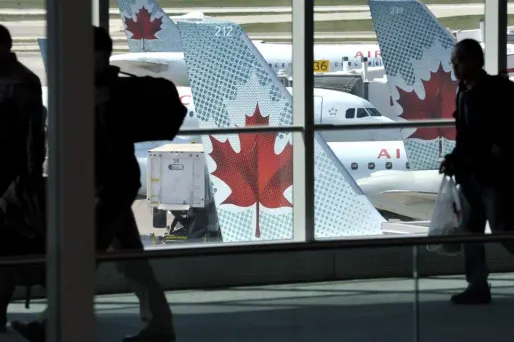 Il offre un tour du monde à l'homonyme de son ex