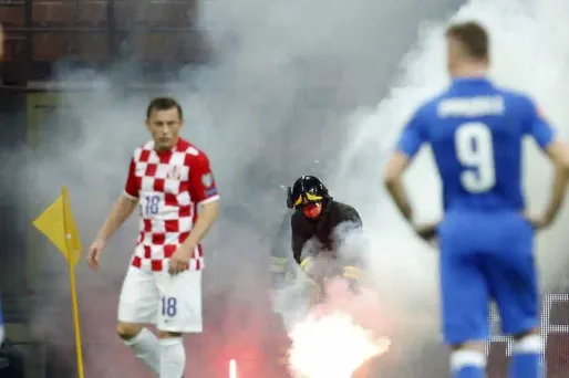 Italie-Croatie interrompu par des jets de fumigènes