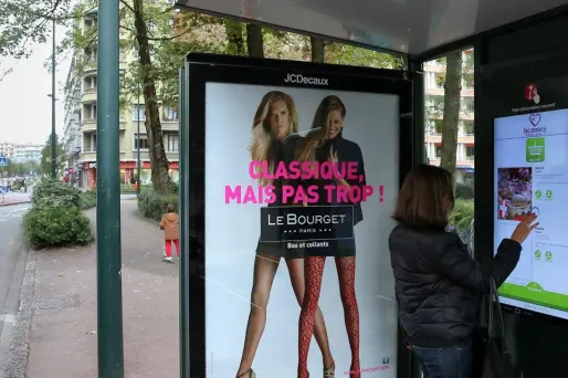 Le groupe français JCDecaux, qui a installé la plupart des abribus de l'Hexagone, souhaite poser des "Small cells", sorte de mini-antennes relais, dans ses abribus.
