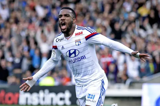 Lacazette devient le premier joueur français à marquer 15 buts après 18 journées de L1 depuis Bernard Lacombe, en 1977.