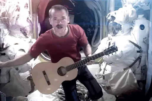 On peut désormais revoir l'astronaute Hadfield chanter Space oddity