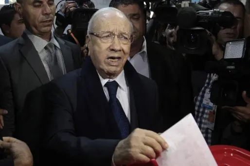 Béji Caid Essebsi remporte le premier tour avec 39% des suffrages.