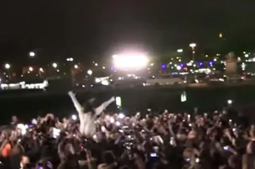 Rihanna prend un bain de foule à Paris