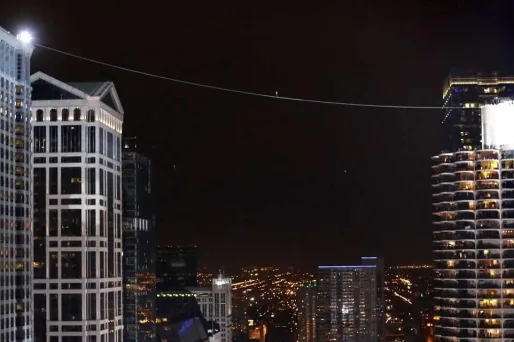 Un funambule marche sans filet au-dessus de Chicago
