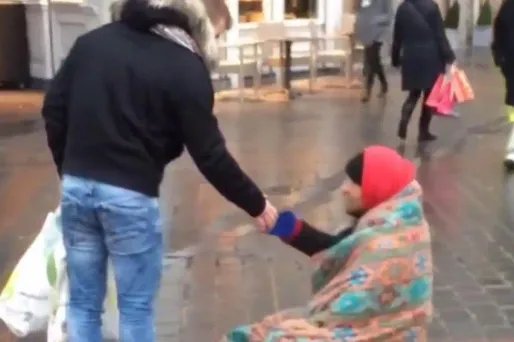 VIDÉO - Deux étudiants offrent leurs courses à un SDF