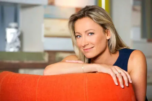 Anne-Sophie Lapix présente "C à vous" sur France 5.