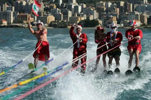 EN IMAGES - Le tour du monde des Pères Noël 2014