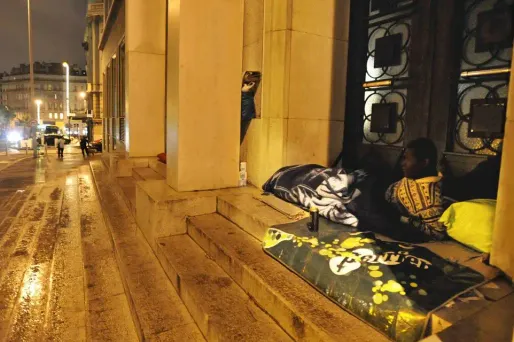 Le "triangle jaune" pour SDF qui scandalise Marseille