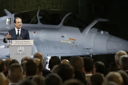 François Hollande a chargé les ministres de la Défense et de l'Intérieur de proposer un projet de loi relatif au droit d'association professionnelle des militaires, a annoncé vendredi l'Elysée.