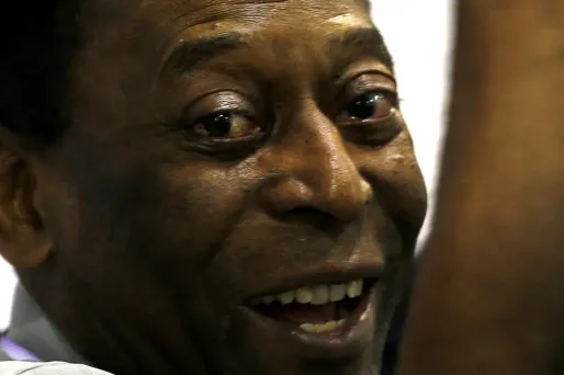 Pelé a quitté les soins intensifs