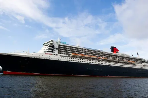 Une course entre le "Queen Mary 2" et des multicoques