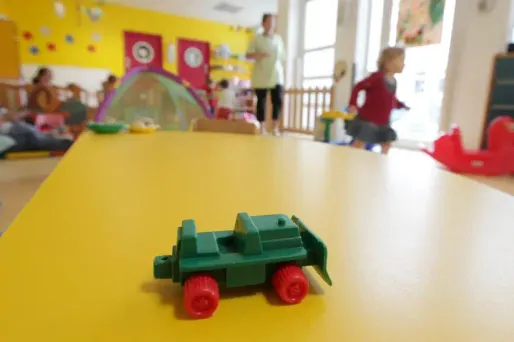 "Il faudra désormais que les crèches accueillent au minimum 10% d'enfants pauvres", a annoncé dimanche Jean-Marc Ayrault