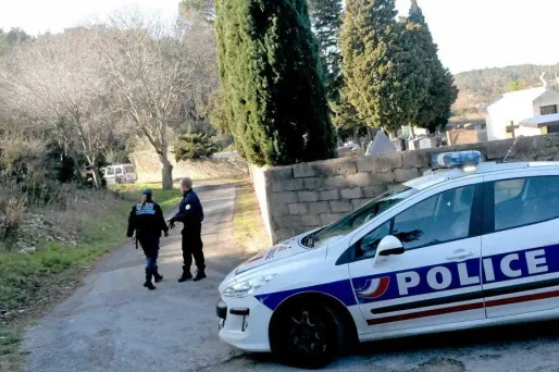 Des témoignages ont permis d'établir le profil d'un suspect mais les enquêteurs restent prudents.