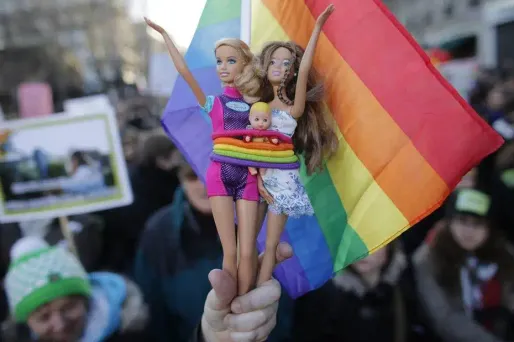 Les partisans du mariage homosexuel défilent à Paris dimanche.