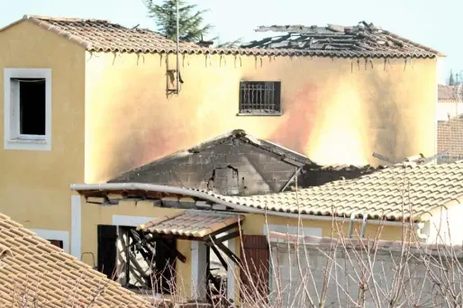 Les pompiers, appelés pour un début d'incendie, ont découvert cinq corps, lundi soir, dans la banlieue de Nîmes.