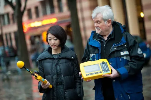 La ministre de l'Economie numérique, Fleur Pellerin, a mis en garde mercredi contre des "peurs irrationnelles" liées aux ondes radioélectriques, dont "la dangerosité n'est pas scientifiquement étayée", tout en promouvant les kits mains libres pour réduire l'exposition.