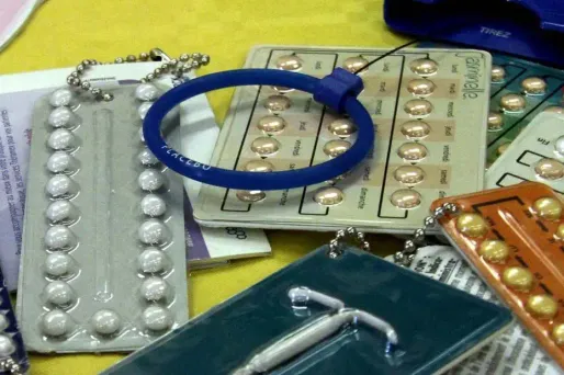 Un syndicat de gynécologues alerte sur les risques liés aux patchs et aux anneaux contraceptifs.
