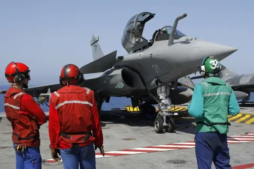 Un Rafale sur un porte-avion de l'Otan, lors de la guerre en Lybie.