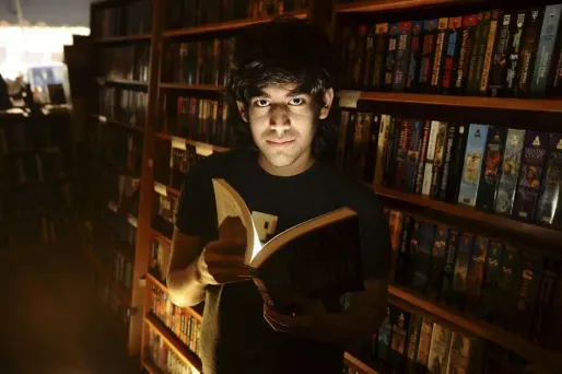 Aaron Swartz dans une bibliothèque de San Francisco, en 2008.