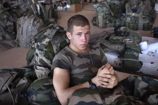 Un soldat français attend sous le hangar de la base aérienne de Bamako.