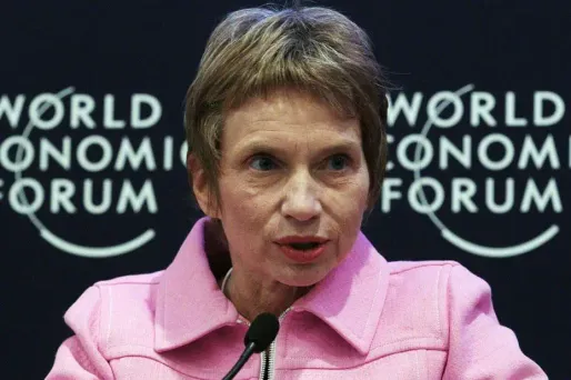 La présidente du Medef Laurence Parisot, dont le mandat doit s'achever en juillet après un renouvellement en 2010, va proposer lundi au conseil exécutif du principal mouvement patronal français de modifier les statuts pour pouvoir rester à son poste