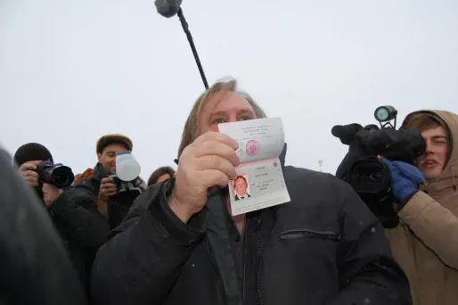 Gérard Depardieu a obtenu samedi soir un passeport russe, sur décision de Vladimir Poutine.