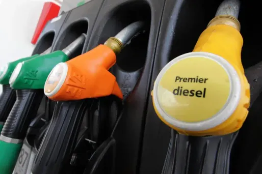 Selon les informations d'Europe1 le gouvernement devrait annoncer, en juin, une hausse progressive des taxes sur le diesel, afin d'aligner son prix avec l'essence.