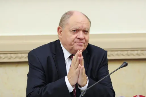 René Dosière estime que les mesures d'économie de fonctionnement de l'Elysée et de Matignon permettront d'économiser 7,5 millions d'euros à l'Etat chaque année.