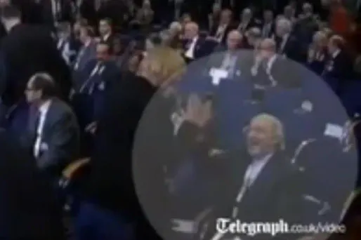 Ce salut entre une députée et un ambassadeur iranien a causé un scandale en Allemagne.