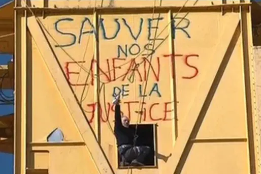 Nantes : le père va descendre de la grue